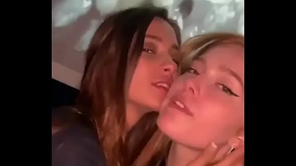 Vazou!! Bella Thorne parabenizando a formanda com beijo sensual