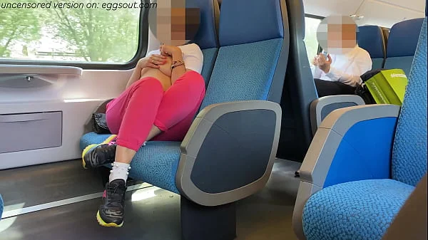 MASTURBO UNO SCONOSCIUTO IN TRENO DAVANTI A TUTTI