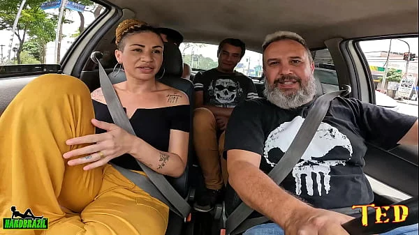 Casal de Swinger entra na carona e Sra Lovefire conta sobre seu GangBangs