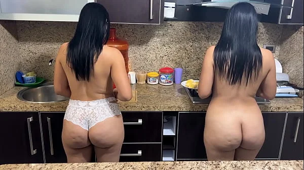 Mi Madrastra y mi Tia Son Iguales y Ambas Le Gusta Cocinar en Bikini a su Hijastro