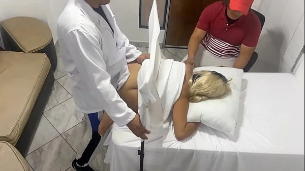 Pervertido Se Hace Pasar por Medico Ginecologo para Follar A La Hermosa Esposa Al Lado de Su Marido Tonto En Erotica Consulta Medica NTR