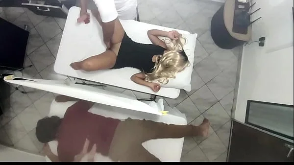 Masaje Erotico en El Cuerpo de la Hermosa Esposa al Lado de su Marido en el Salon de Masajes en Pareja Quedo Grabado Como La Esposa es Manipulada por el Medico y Luego Follada al lado de su Marido NTR