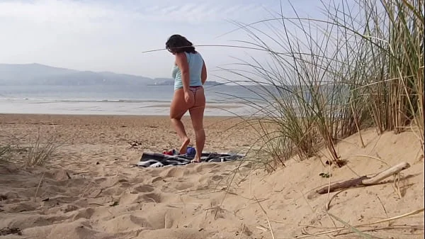 I filmed a curvy MILF changing clothes and doing Exercises on the Beach