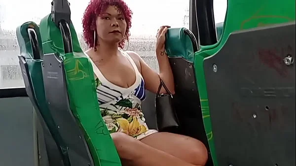 Me exibi dentro do ônibus e o corno melou a cueca