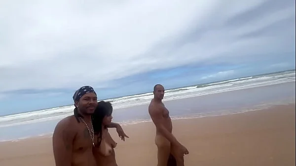 Fui com minha amiga da a bucetinha em uma praia de nudismo para os pirocudos