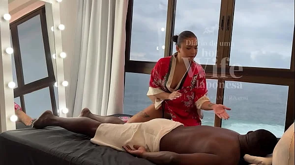 Massagista asiática faz massagem relaxante em negro dotado que não resistiu e gozou dentro da buceta da latina gostosa ( Parte II ) - Lina Nakamura - John Coffee completo no RED