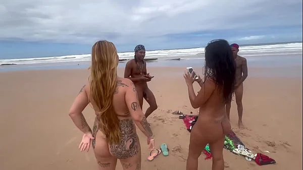 Fui na praia de nudismo tomar banho de mar e acabei tomando banho de porra