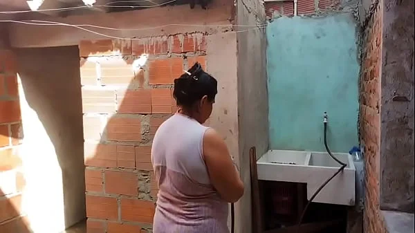 Mi hermanastra se baña en mi casa y me pide ayuda y termino follándola por su gran culo