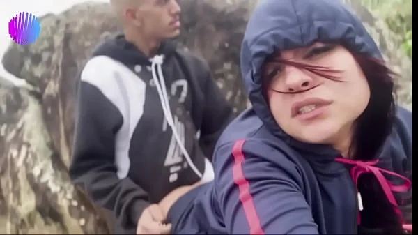 Novinho maceta rabuda na praia na frente de todos