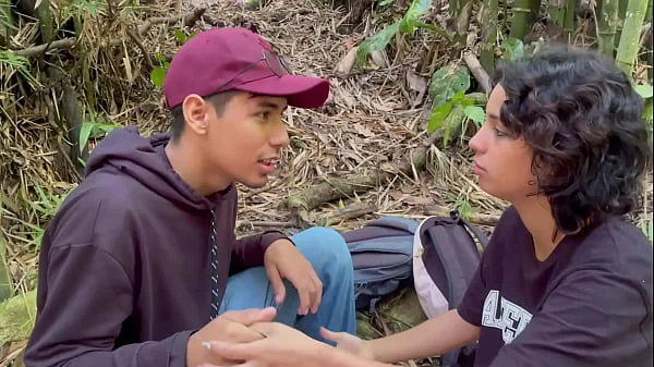 Me voy de aventura a la selva con mi pequeña hermanastra y terminamos follando duro y corriéndome rico. H.L.