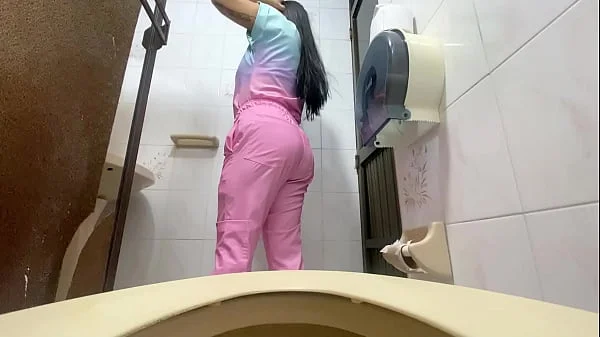 Camara atrapa a enfermera meando en baño del hospital(big ass)