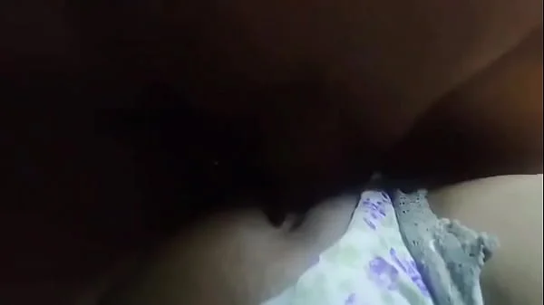 Mi Hermanastro me espía y  viene a mi cama a darme una rica follada y me deja su semen caliente en mi coño sexo real ricos gemidos