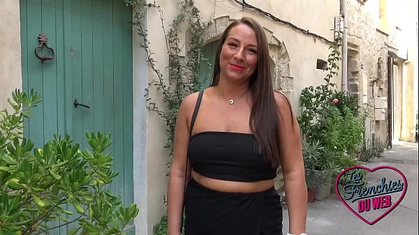 Belle brune, Mila s'amuse avec la coquine Angelina