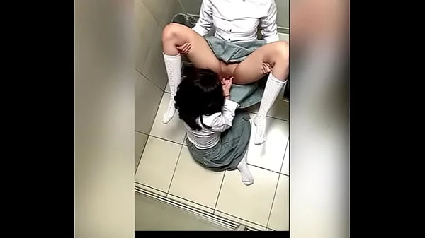 Dos Alumnas Lesbianas Mexicanas Tocándose en el Baño de la Escuela y Haciendo Sexo Oral! Dos ESTUDIANTES LESBIANAS MEXICANAS Calientes en el Baño de Mujeres se TOCAN Hasta TERMINAR!