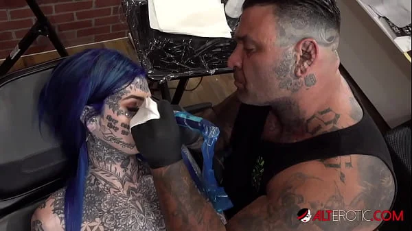 Australian beauty Amber Luke gets a new nose tattoo