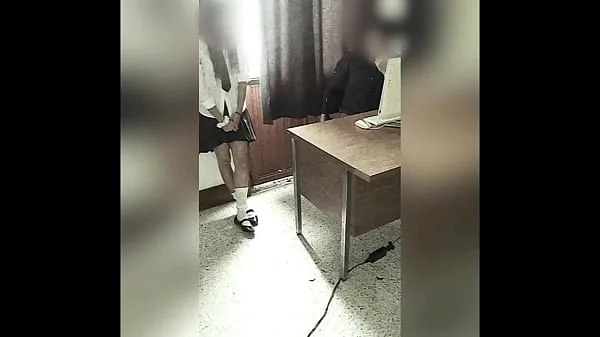 CÁMARA Graba a MAESTRO Y ALUMNA en la Oficina del Colegio! Colegiala Mexicana se DEJA FOLLAR por el PROFE por una MEJOR CALIFICACIÓN! Video Amateur Real!