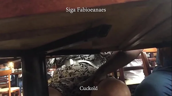 Sensual. Depois da transa a hotwife é acompanhada pelo Amigo tira uma casquinha dela no restaurante debaixo da mesa e corno filmando e legendando