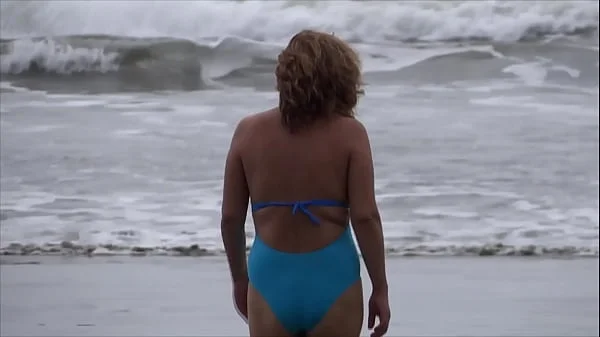 58-year-old hairy on vacation at the beach shows off in a bikini in front of her after the sea she goes to the apartment to masturbate and fuck, to end up peeing and bathing