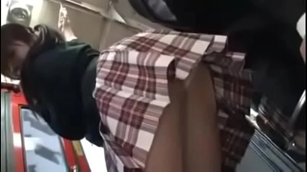 Extraño seduce y coje a colegiala en el bus 4