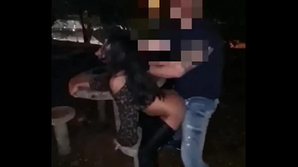 O cuckold levou sua namorada numa rua de de dogging ela deu na praça