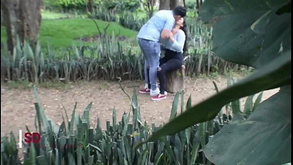 ESPIANDO A UNA PAREJA EN EL PARQUE PUBLICO