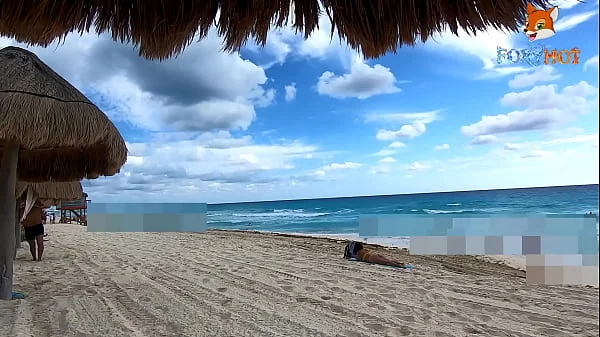 Exhibiendome un poco en la playa, mostrando mi culo en tanga y mis tetas al aire