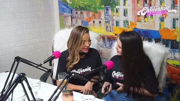 Flavia Oliver faz sexo oral em Natasha Steffens durante as gravações do California Podcast