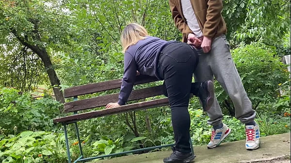 Cum on big ass MILF in jeans in the park